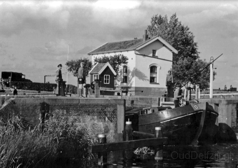 Afwateringskanaal sluisje.jpg